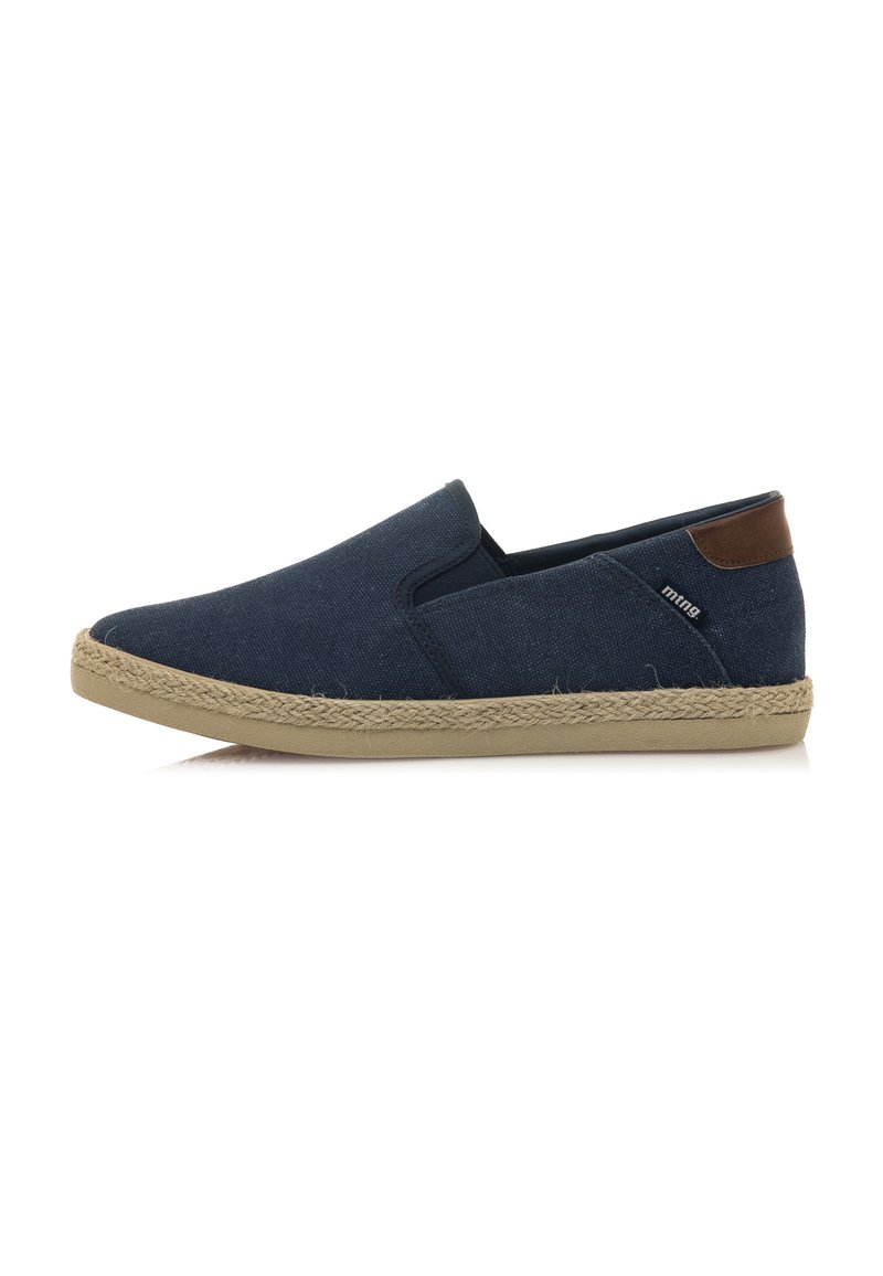 Scarpe slip-on navy con tomaia in tela, fodera in tessuto e un accento in pelle marrone sul tallone; presentano una suola avvolta in juta.