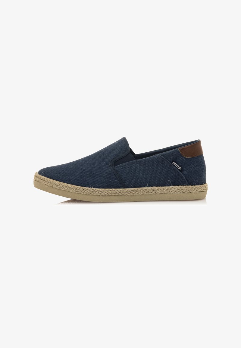 Zapatos deslizables en color navy con un upper de lona, forro textil y un acento de cuero marrón en el talón; cuentan con una suela envuelta en yute.