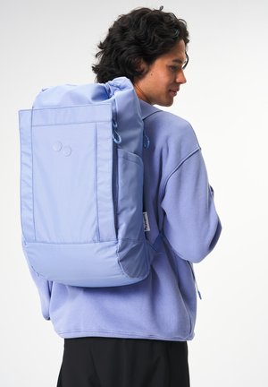 Hellblauer Rucksack aus strapazierfähigem Stoff, mit Kordelzugverschluss, Außentasche und glatter Textur. Zwei runde Akzente auf der Rückseite.