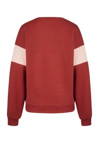 Červená mikina s kulatým výstřihem, s velkými růžovými a bílými horizontálními pruhy na rukávech. Vyrobená z měkké, texturované látky.