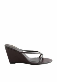 Sandale à talon wedge marron avec des fines sangles croisées et un bout ouvert, présentant un talon haut et un design minimaliste.