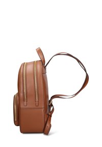 Zaino in pelle marrone con doppie cerniere, profilo laterale piatto, spallacci regolabili e una piccola tasca frontale con zip. Texture liscia con accenti minimi.