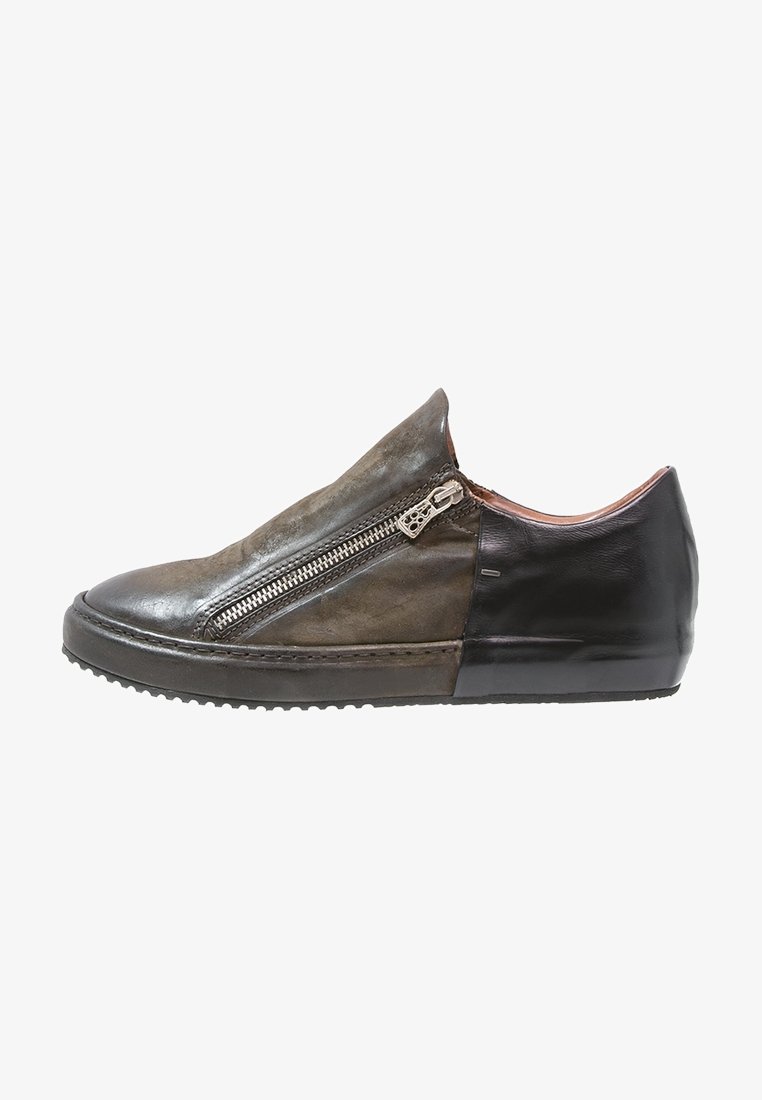 Chaussure en cuir à enfiler avec un bloc de couleurs gris et noir. Comprend une fermeture éclair sur le côté, un bout arrondi et une semelle en caoutchouc texturé.