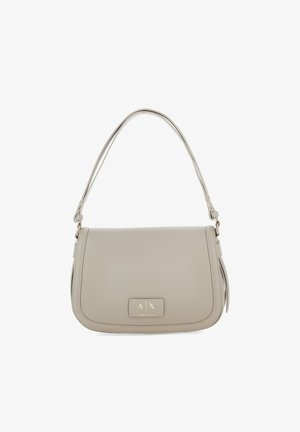 Sac bandoulière en cuir beige avec rabat incurvé et sangle réglable, orné d'une plaque logo métallique rectangulaire sur le devant.