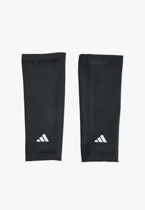 Par crnih Adidas rukava za ruke s bijelim Adidas logom blizu zglavka, prikazani ravno na bijeloj pozadini.