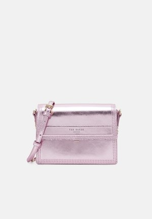 Mała metaliczna różowa torba na ramię z regulowanym paskiem i przednią klapką, ozdobiona subtelnymi przeszyciami i logo Ted Baker London.