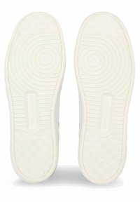 Zapatillas blancas con suelas de goma texturizadas, que presentan patrones circulares y la marca Calvin Klein. Diseño sencillo con material superior liso.