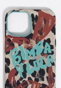 Funda de teléfono con un diseño de estampado de leopardo texturizado que presenta cintas rojas y texto azul que dice "BIMBA Y LOLA". Corte cuadrado para la cámara.