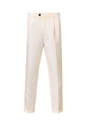 Cremefarbene Hosen mit geradem Bein Design, ausgestattet mit einem einzigen Knopfverschluss, vorne gefalteten Abnähern und aufgerollten Säumen. Glatte Stofftextur.