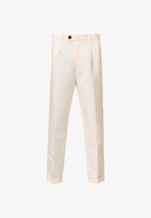 Cremefarbene Hosen mit geradem Bein Design, ausgestattet mit einem einzigen Knopfverschluss, vorne gefalteten Abnähern und aufgerollten Säumen. Glatte Stofftextur.