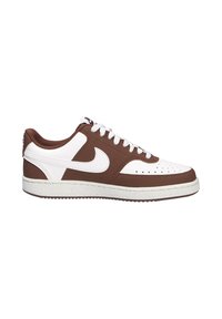 Zapatillas Nike marrones y blancas de perfil bajo, con material de cuero suave, punta perforada, cordones blancos y suela de goma texturizada.
