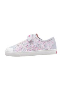 Zapatilla gris con parte superior de tela brillante en rosa y blanco, suela de goma blanca, diseño con cordones y una correa de velcro en el empeine.