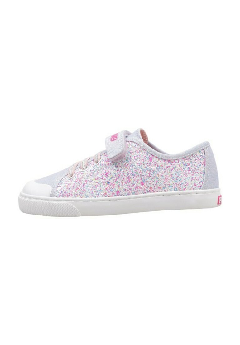 Zapatilla gris con parte superior de tela brillante en rosa y blanco, suela de goma blanca, diseño con cordones y una correa de velcro en el empeine.