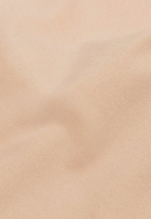 Close-up af glat, lysebeige stof med subtil vævning og bløde folder, der skaber bløde skygger.