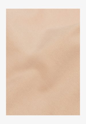Nahaufnahme eines glatten, hellbeigen Stoffes mit subtiler Webstruktur und sanften Falten, die weiche Schatten erzeugen.