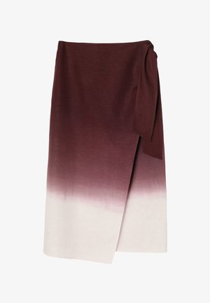 Oblek s krilom v burgundski rdeči do belo ombre gradientu. Narejen je iz mehkega blaga z zavezovanjem v pasu in rahlo razširjeno silhueto.