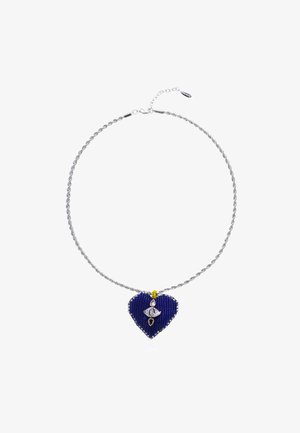 Collier torsadé en argent avec un pendentif cœur en perles bleues, ornée d'un embellissement central ressemblant à un diamant et d'un accent de perle jaune.