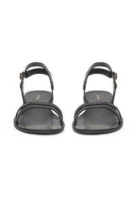 Czarne skórzane sandały z wieloma cienkimi paskami, płaską podeszwą i regulowaną klamrą przy kostce. Minimalistyczny design o gładkiej fakturze.