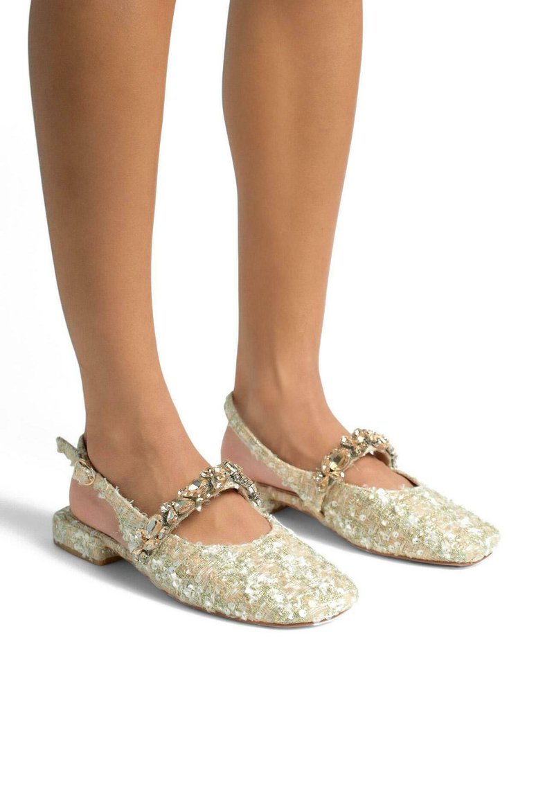 Flache Schuhe aus einem strukturierten, hellgrünen Stoff mit einem dekorativen, mit Schmuck besetzten Riemen, mit einer quadratischen Zehenpartie und einem niedrigen Blockabsatz.