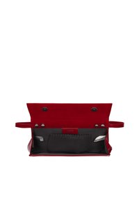 Rote rechteckige Handtasche mit offenem Überschlag, die das schwarze Innenfutter und eine kleine Innentasche, Druckknopfverschlüsse und einen Handgelenksriemen zeigt.