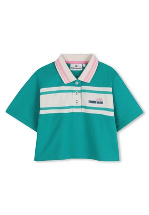 Polo a maniche corte turchese con strisce orizzontali bianche e verdi, colletto rosa e bianco, e toppa "Tennis Club" sul petto.