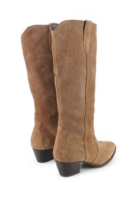 Botas de ante marrón hasta la rodilla con punta afilada y un tacón bajo y cuadrado. Presentan costura a lo largo de las costuras traseras y laterales.