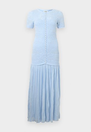 Robe bleu clair à manches courtes avec corsage ajusté orné de perles, rangée de boutons à l'avant, et jupe longue plissée en tissu transparent avec texture à pois.