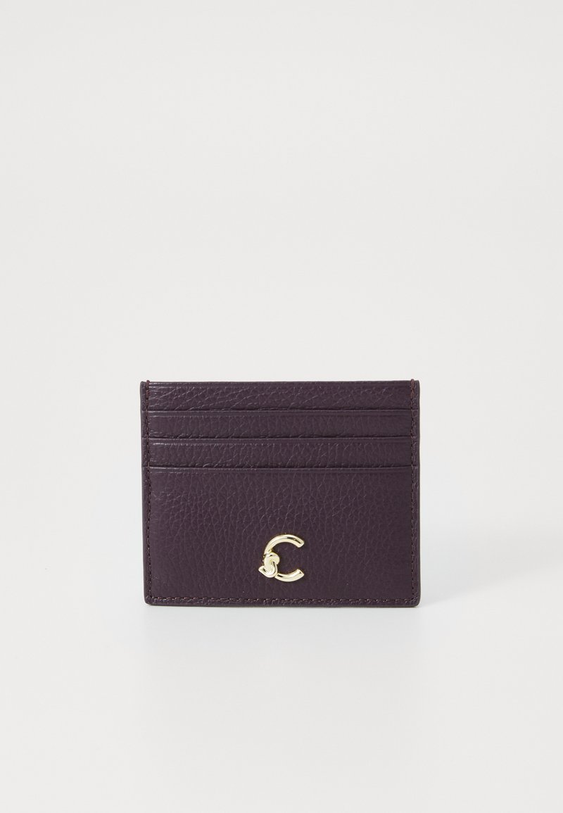 Lila Leder-Kartenhalter mit strukturiertem Finish, featuring vier Fächer und einem goldenen Logo-Akzent. Kompakte, rechteckige Form.