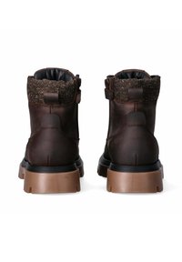 Stivali ankle in pelle marrone con un risvolto in tessuto marrone testurizzato, dotati di una suola in gomma robusta e dettagli in metallo minimali.