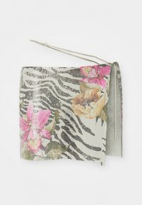 Zebra-gepatroonde clutch met metalen gaas, met roze en oranje bloemaccenten. Inclusief een zilveren kettingriem en een kwastdetail.