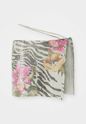 Clutch con motivo zebra in rete metallica, impreziosito da accenti floreali rosa e arancione. Include una tracolla in argento e un dettaglio a frangia.