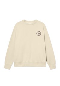 Beige sweatshirt van katoen. Heeft een ronde halslijn, lange mouwen en een klein grafisch logo op de linkerkant van de borst. Glad textuur.