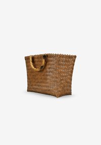 Bolso de mano tejido de color marrón con forma rectangular. Presenta asas de bambú y una superficie texturizada con un patrón en forma de espiga. Sin adornos adicionales.