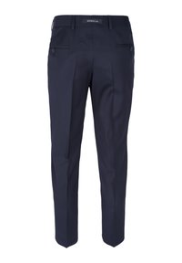 Granatowe, dopasowane spodnie o prostym kroju, z plisami z przodu, tylnymi kieszeniami oraz gładką fakturą. Posiadają standardowy pas i przeznaczone są pod pasek.
