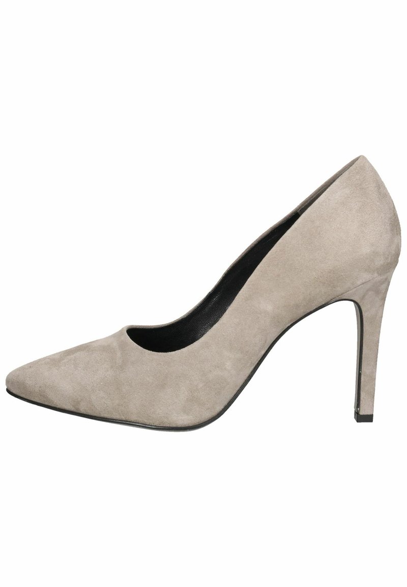 Escarpin à talon stilettos en suède gris avec un bout pointu, présentant une découpe incurvée à l'avant et une doublure intérieure noire. Texture lisse et design élégant.