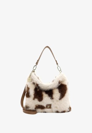 Bolso de piel sintética con base blanca y estampado de vaca marrón, una correa marrón suave y una placa de logo plateada con un charm desmontable.