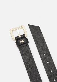Cintura in pelle nera con finitura testurizzata, dotata di una fibbia in metallo dorato e un emblema decorativo dorato sul supporto in pelle.