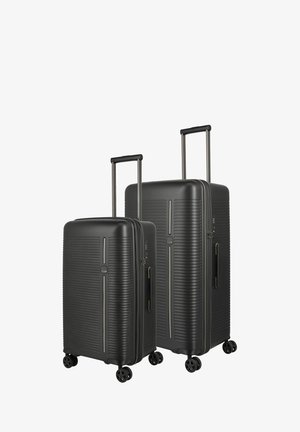 Zwarte harde koffer set met ribbeltextuur, voorzien van uitschuifbare handvatten, vier draaibare wieltjes en ritssluitingen. Inclusief twee formaten.