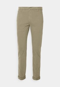 Khaki chinos med en mjuk textur, slim fit, vikta manschetter, bälteshällor och framfickor; tillverkade av lätt bomullsblandningsmaterial.