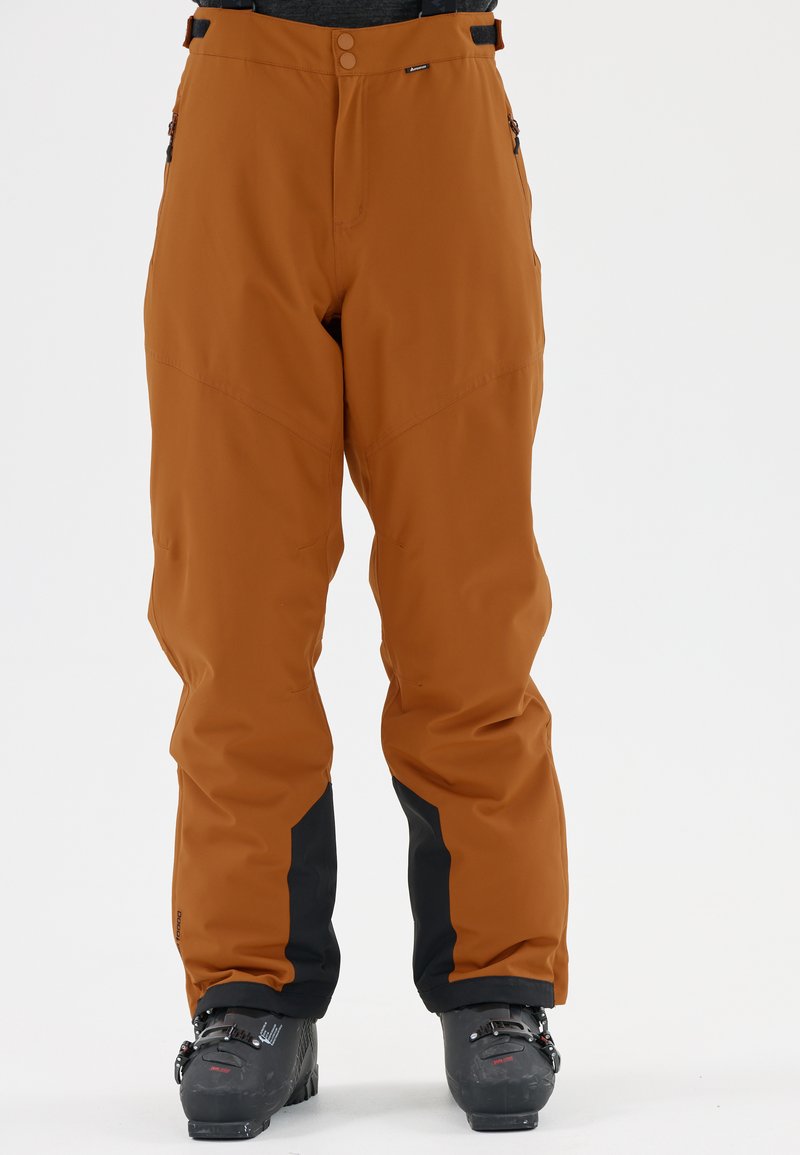 Skibroek, oranje-bruin materiaal, waterafstotend, met zwarte accenten, twee zijzakken en een rechte pijpdesign met verstelbare tailleband.