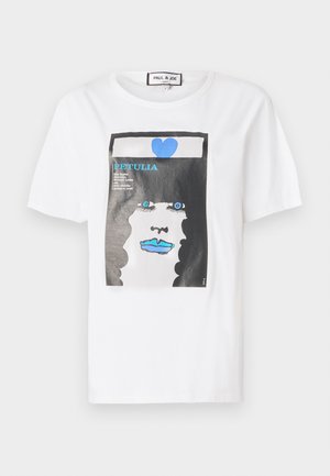 Camiseta de algodón blanca con un estampado gráfico de una cara con labios y ojos azules, enmarcada por un borde negro y un detalle de corazón azul.