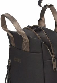 Mochila negra con material duradero, dos asas superiores en marrón y un cierre de cremallera suave con detalles de herrajes con marca.