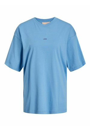 Camiseta de algodón de manga corta en azul claro con cuello redondo. Presenta el texto "JXXX" en un azul más oscuro en el pecho. Corte simple y relajado.