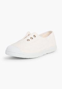 Scarpa slip-on in tela bianca con tre occhielli metallici, punta in gomma e suola in gomma bianca testurizzata. Tessuto liscio e design minimale.