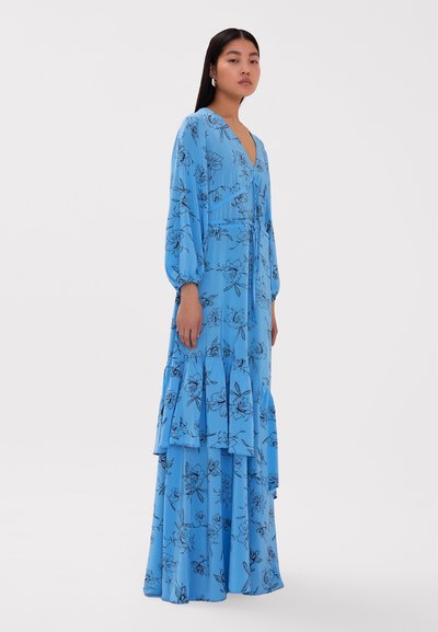 Rochie lungă de culoare albastră, cu modele florale negre, decolteu în formă de V, mâneci lungi tip bufant și volane suprapuse la tiv. Textură de material neted.