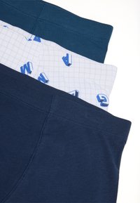 Tre paia di boxer: blu scuro, teal e bianco con motivo a griglia blu e icone. Realizzati in morbido cotone.