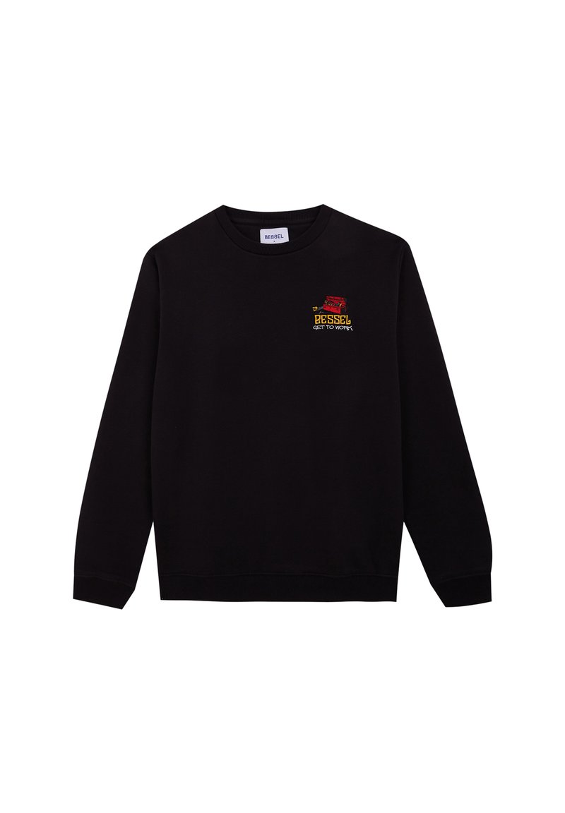 Sudadera negra de manga larga, con cuello redondo y un bordado sutil que presenta texto y gráficos en rojo y amarillo en la parte frontal.