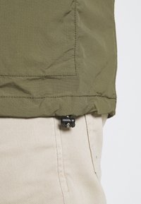 Lee Tunn jacka - olive