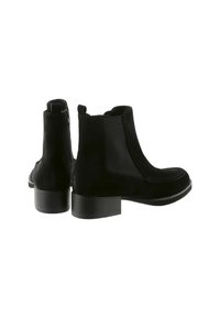 Botines de ante negro con paneles laterales elásticos, puntera redondeada y tacón bajo. Superficie texturada con detalles de costura.