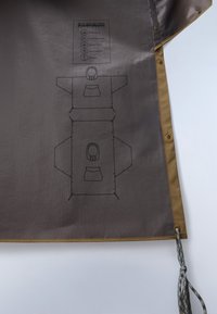 Panou din material gri impermeabil cu accente maro, cu ilustrații detaliate pentru asamblare și buzunare. Include un șnur pentru reglare.